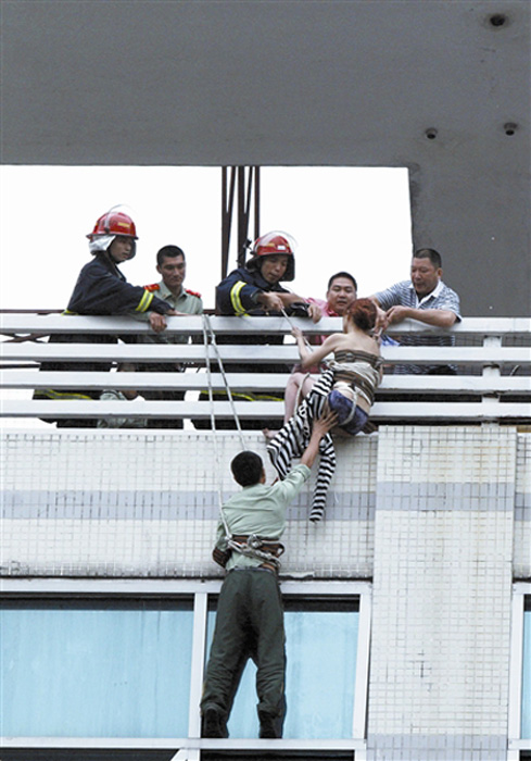 Ů�Ӹ�¥�������� Χ���߶¾Ȼ�����һ������