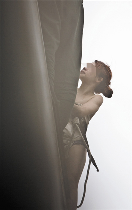 Ů�Ӹ�¥�������� Χ���߶¾Ȼ�����һ������