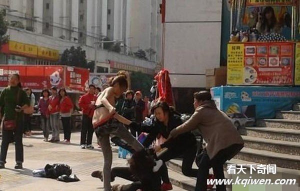 ���˺�Ů�Ǵ�ܵ��ְ��·����ѵ�(ץ����ͼ)